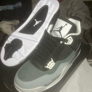 Jordan 4 “Fears”

Size 8 - Men’s 

Never worn